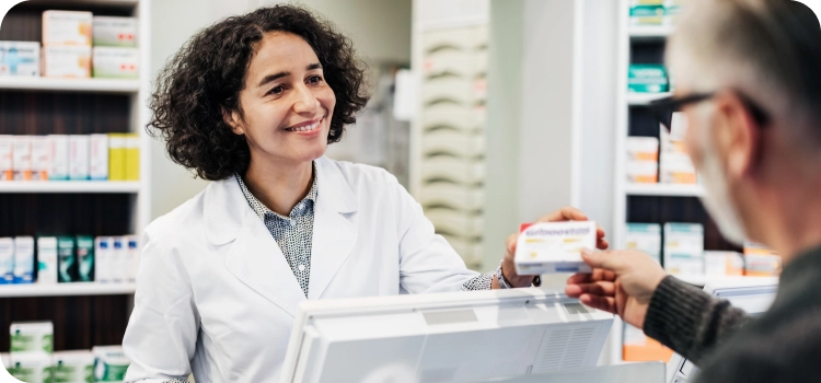 Un pharmacien souriant